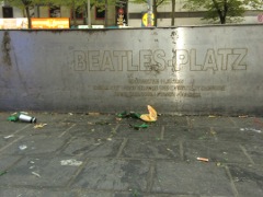 BEATLES-PLATZ erffnet 11.09.2008 ermglicht durch die Freie und Hansestadt Hamburg sowie zahlreiche private Frderer