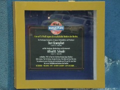 Hier auf St. Pauli begann die musikalische Karriere der Beatles. Der Hamburger Komponist, Arrangeur, Orchesterleiter und Produzent Bert Kaempfert *16.10.1923 +21.06.1980 und der Hamburger Musikverleger und Rechtsanwalt Alfred K. Schacht *23.01.1916 +23.101990 entdeckten 1961 im Top-Ten-Club diese jungen Musiker: John Lennon, Paul McCartney, George Harrison, Pete Best und Tony Sheridan. Sie nahmen sie unter Vertrag und so entstanden am 22. und 23. Juni 1961 die erste Schallplattenaufnahmen der Beatles: My Bonnie, The Saints, Why, Cry For A Shadow, Ain't She Sweet ...