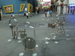 Es sind nur vier Beatles zu sehen, der Fnfte (Stu) steht etwas auerhalb.