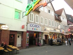 Leider waren wir nicht in der Kneipe von Gretel & Alfons, das erste Mal hatten wir kurz vorher ein Astra-Bier gegenber dem Bambi-Kino getrunken, am nchsten Tag war die Kneipe leider geschlossen. Sonst gb es noch viele wichtige Einzelheiten vom Interieur.