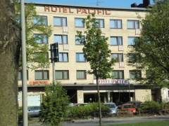 Musikhaus Rotthoff (links) und Hotel Pacific (rechts), Neuer Pferdemarkt 30-31; Die Beatles waren im Hotel whrend ihres dritten und letzten Gastspiels im Star-Club untergebracht. Das Musikhaus war Anlaufstelle fr viele Musiker, die im Star-Club auftraten.