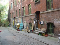 Jgerpassage 1; whrend des Gastspiels im Top-Ten-Club 1961 fotografierte Jrgen Vollmer John Lennon in dem vorderen Hauseingang. In dem hinteren Eingang, Jgerpassage 2 wurde Jakie Lomax der Liverpooler Band The Undertakers hier von Astrid Kirchherr fotografiert.