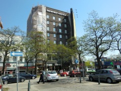 Klockmann-Haus, Akustik-Studio, Kirchenallee 57, gegenber dem Hauptbahnhof; am 15.10.1960 fanden in der 5. Etage Aufnahmen statt. Die Band bestand aus John Lennon, Paul McCartney, George Harrison, Ringo Starr und Lou Walters, Bass. U.a. wurden die Stcke Fever, Summertime und September Song aufgenommen. Die Aufnahmen sind leider verschollen.