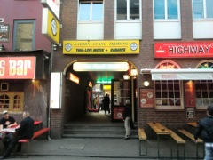 Eingang des ehemaligen Star-Clubs und einigen anderen Kneipen und Clubs, Groe Freiheit 39; das groe Schild hing ber diesem Torbogen.