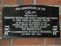 Zum 40-jhrigen Jubilum des Star-Clubs am 13. April 2002 neben dem Star-Club Grabstein.