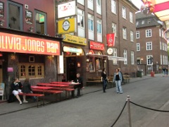 Die Beatles gaben drei Gastspiele im Star-Club:  vom 13. April bis 31. Mai 1962, Gage 500 DM pro Kopf und Woche; vom 01. bis 14. November 1962, 600 DM pro Kopf und Woche; 18. bis 31. Dezember 1962, 700 DM pro Kopf und Woche.