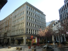 ehemaliges Steinway-Haus, Colonnaden 24; ein renommiertes Hamburger Musikhaus, in dem John Lennon seine Rickenbacker-Gitarre und George Harrison einen Gibson-Verstrker erstand.