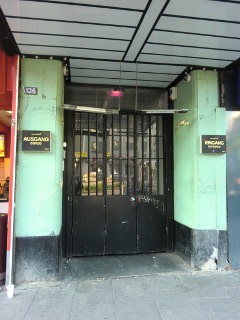 Top Ten Club, Reeperbahn 136; am 27.03.1961 traten sie hier ihr offizelles Engagement an, ebenfalls 7 Tage in der Woche, 40 DM pro Tag. Tony Sheridan war hier Haussnger und hatte einen langfristigen Vertrag.