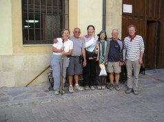 Wir warten vor dem Kloster San Marcos in Len auf ein Bett