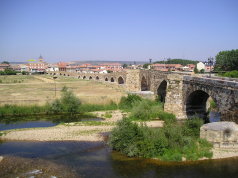 Die 800 Jahre alte Brcke in Hospital de rbigo