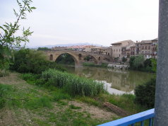 Brcke in Puenta la Reina ber den Rio Arga am frhen Morgen