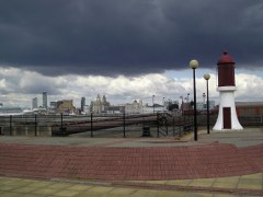 Pier Head vom gegenber liegenden Ort Seacombe gesehen