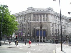 Lewis's Store, Ranelagh Street. Das Dach war 1962 Schauplatz eines ungewhnlichen Beatle-Konzerts. Paul arbeitete hier als Aushilfsfahrer. John und Cyntia trafen sich oft am Eingang.