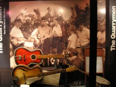 The Quarrymen im Hof der St. Peter's Church; Foto vom 6. Juli 1957