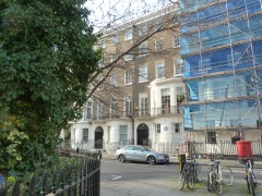 34 Montagu Square, Ringo mietete das Erdgescho 1965, Paul benutzte es 1966 als Tonstudio, Jimi Hendrix lebte 1967 hier kurze Zeit mit seinem Manager Chas Chandler, John Lennons Schwiegermutter Lilian Powell und ab Juli 1968 John and Yoko