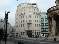 Portland Place, Broadcasting House, BBC; die Beatles gaben hier viele Interviews und zwei Musik-Sessions, am 16.03.1963 und 14.07.1964; in dem Haus ganz links wohnte Cilla Black.