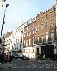 3 Savile Row, Apple Corps, das Haus mit dem Bauzaun; am 30.01.1969 zur Mittagszeit fand hier auf dem Dach das legendre 42 min Rooftop-Concert statt; die Polizeistation ist leider ein paar Huser weiter: ein Teil des Film 'Let It Be' wurde im Erdgescho, den Apple Studios gedreht.