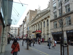 7-8 Argyll Street, London Palladium; drei Male traten die Beatles hier auf, eine TV Show 'Val Parnell's Sunday Night' am 13.10.1963, am 12.01.1964 und am 23.07.1964 in 'Night Of A Hundred Stars'; rechts 5-6 Argyll Street, ehemals Nems Enterprises, im 5. Stockwerk; hier befanden sich einige Bros von Brian Epstein.