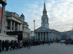 St. Martin-In-The-Fiels am Trafalgar Square; hier wurde am 08.06.1998 ein Gedchtnis-Gottesdienst fr Linda McCarthney in Anwesenheit von Paul, George und Ringo abgehalten. Links die Schlange vor der National Gallery anllich der Leonardo da Vinci-Ausstellung