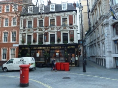 Sherlock Holmes, 10-11 Northumberland Avenue; hier kamen sie oft nach den Auftritten im benachbarten Playhouse