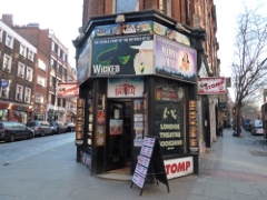 Shaftesbury Street Ecke Monmouth Street, Kiosk mit Werbung fr das Musical 'Backbeat'