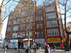 132 Charing Cross Road, Shaldon Mansions; in der 1. Etage waren die Bros von Dick James Music und Northern Songs Music Publishing Company der Beatles; Brian Epstein kam am 27.11.1962 hierhin und vereinbarte mit James eine Zusammenarbeit; dabei gingen die Copyrights von 'Please Please Me' und 'Ask Me Why' an James; die Zusammenarbeit dauerte bis 1969. Die Beatles waren 1963 oft hier