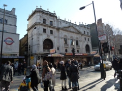 Charing Cross Road, Wyndham's Theatre; Paul schaute sich Ende 1963 hier das Musical 'Oh, What A Lovely War!' an, am 31.01.1966 kamen Paul, George und Pattie hierhin, um die Premiere von 'How's The World Treating You?'