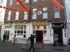 39 Gerrard Street, der ehemalige Ronnie Scott's Club, der bekannteste Jazz-Club in der Stadt; Ronnie spielte das Tenor-Saxofon auf 'Lady Madonna'; alle Vier kamen hier am 08.10.1963 nach Mitternacht, um eine Vorstellung von Roland Kirk zu besuchen und Johns 23. Geburtstag zu feiern