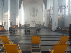 Wir bauen auf. Der Nebel trbt den Kirchenraum. Liegesthle in der Kirche!