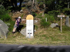 Wegmarkierung auf der Strae von Saugues nach D'Espalion