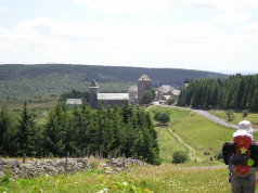 Das dstere Dorf Aubrac in 1300 m Hhe