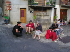 St-Cme-d'Olt, Marktplatz, mit Harald und Birgit