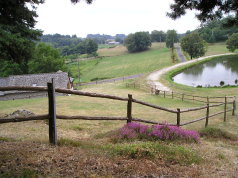 Links unsere Herberge in Golinhac